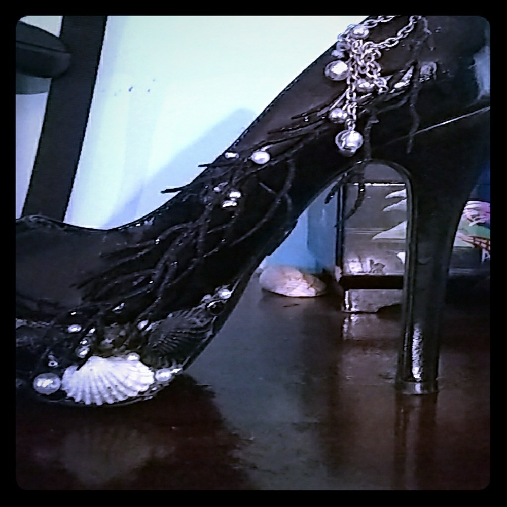 Queen of the sea pumps